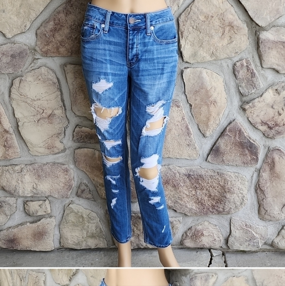 HP🔥🔥AMERICAN EAGLE BUTTON FLY, MED WASH TOMGIRL DISTRESSED JEANS SIZE 0